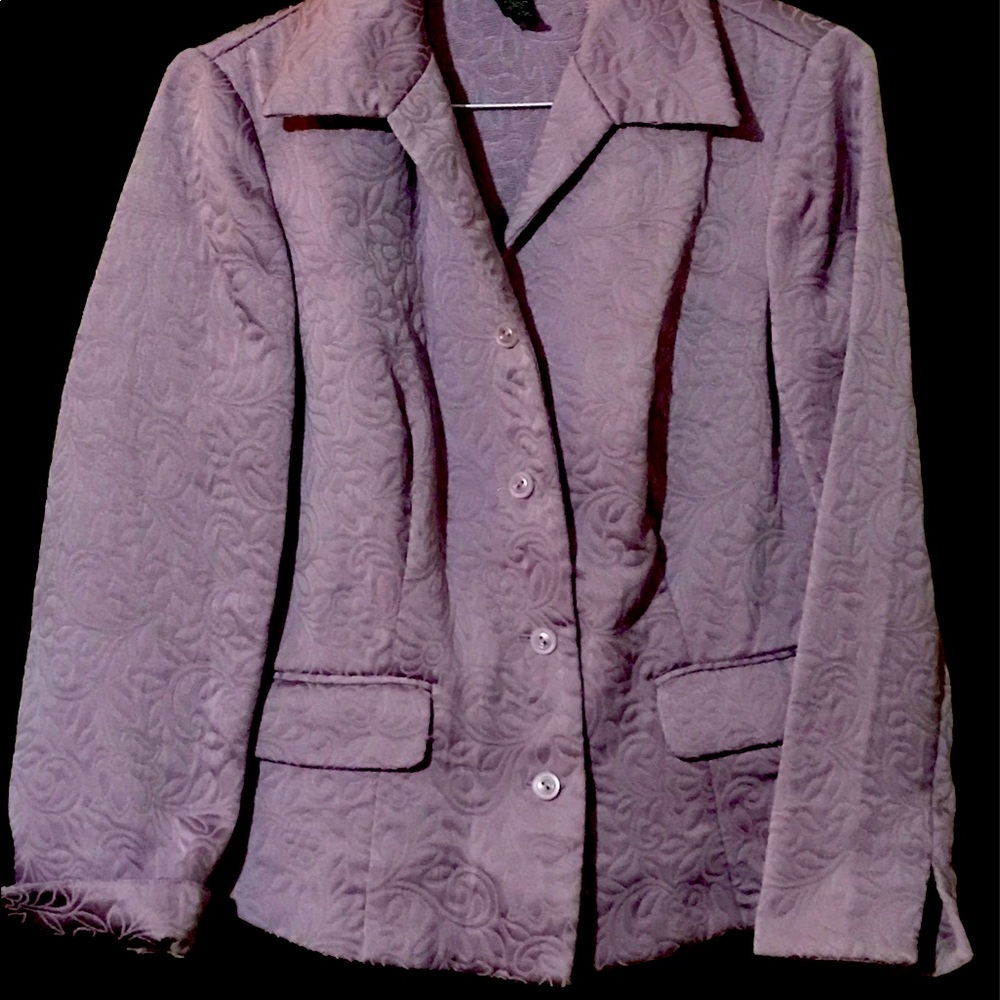 Beautiful lavender blazer with pockets! Gently worn, excellent condition.